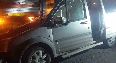 Tıra çarpan hafif ticari aracın sürücüsü kaldırıldığı hastanede öldü