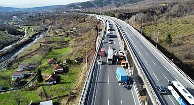 Tırın dorsesi koptu, otoyolda trafik durdu