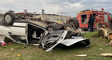 Tofaş'ın hurdaya döndüğü kazada 1'i ağır 3 kişi yaralandı