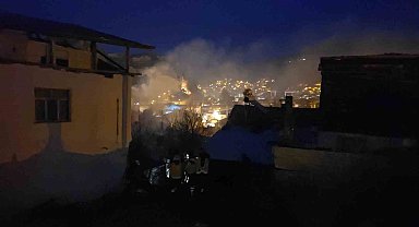 Tokat'ta çatı yangını büyümeden söndürüldü