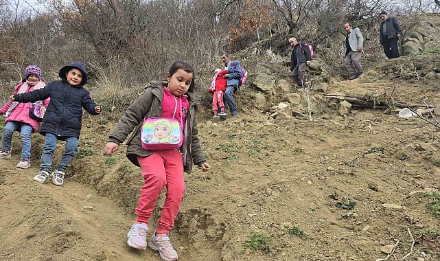 Tokat'ta heyelanın yıktığı köyde vatandaşların patika çilesi