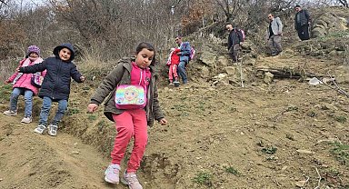 Tokat'ta heyelanın yıktığı köyde vatandaşların patika çilesi