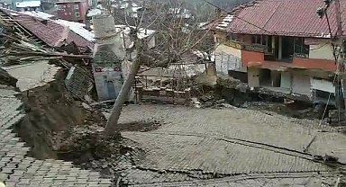Tokat'ta minaresi düşen cami tamamen yıkıldı