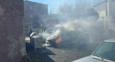 Tomarza'da park halindeki otomobil alev aldı