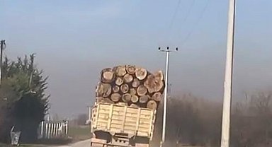 Tomruk yüklü kamyonetin tehlikeli yolculuğu kamerada