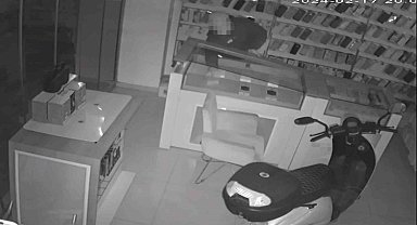 Tornavida ile kapıyı açan kar maskeli hırsız anbean kamerada