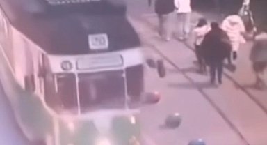 Torununu kurtarmak isterken tramvayın altında kalarak hayatını kaybetmişti... Kaza anının görüntüleri ortaya çıktı