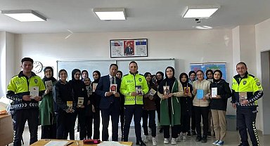 Trafik polisleri, öğrencilere mesleklerini tanıtıp kitap hediye etti