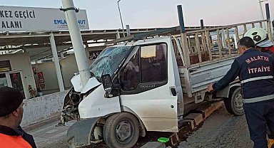 Trambüs direğine çarpan kamyonet sürücüsü ağır yaralandı