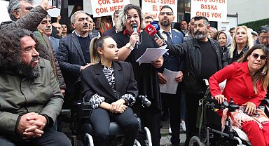 Tunç Soyer destekçilerinden CHP İzmir İl Başkanlığı önünde protesto