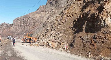 Tunceli-Erzincan karayolunda heyelan