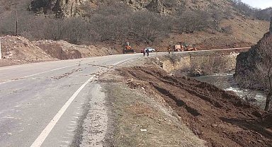 Tunceli'de devrilen tankerden çaya akan bitüm temizlendi