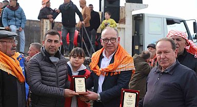 Turgutlu'da Deve Güreşleri nefes kesti