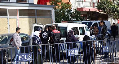 Turgutluspor-Karşıyaka maçı öncesi arbede: 1 polis yaralandı, 2 taraftar gözaltına alındı