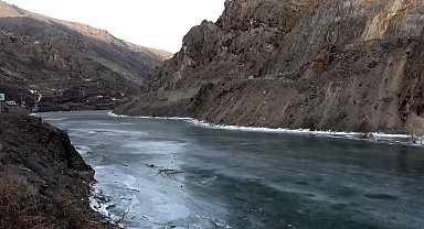 Türkiye'nin en hızlı akan nehri olan Çoruh buz tuttu