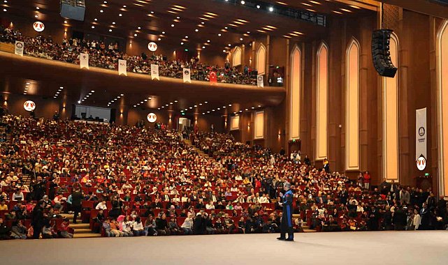 Türkiye'nin ilk astronotu Gaziantep'te öğrencilerle buluştu