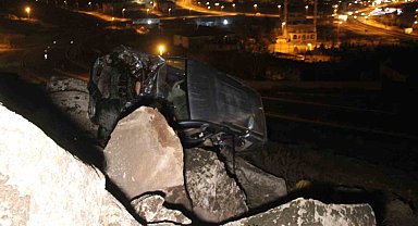 Uçurumdan yuvarlanan araç kayalıklarda asılı kaldı