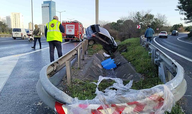 Ümraniye'de direksiyon hakimiyetini kaybeden sürücü bariyere çıktı