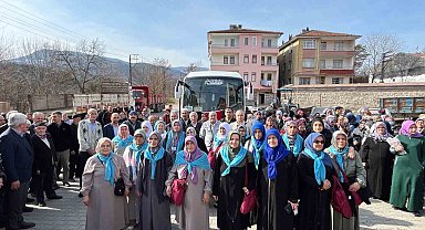 Umre için kutsal topraklara giden kafile dualarla uğurlandı
