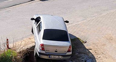 Umurlu'da araç kanala düşmekten son anda kurtuldu