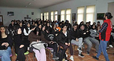 Üniversiteli gençlere terör örgütlerinin tuzak kurma yöntemleri anlatıldı