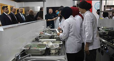 Ünlü gastronomi şefi üniversite öğrencileriyle yemek yaptı