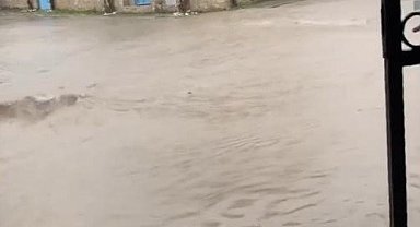 Ünlü tatil merkezi Çeşme'de caddeler göle döndü