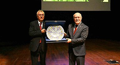 Uşak Üniversitesi, Kurumsal Akreditasyon Belgesini YÖKAK Başkanından aldı