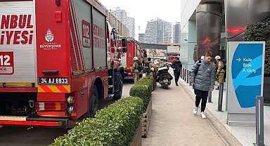 Üsküdar'da lüks sitenin otoparkında yangın çıktı