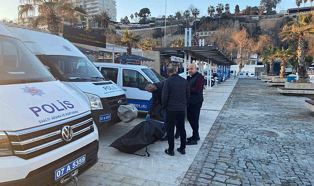 Üzerindeki elbiselerle deniz yüzeyinde cansız bedeni bulundu