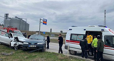 Uzunköprü'de iki otomobil çarpıştı: 4 yaralı