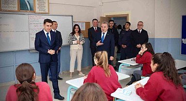 Vali Aygöl öğrencilerle kitap okuyup, ebru yaptı