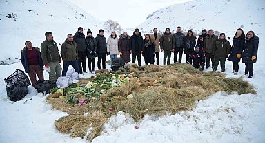 Vali Çakır, yaban hayvanları için karlı dağlara yem bıraktı