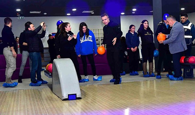 Vali Çiçek öğrencilerle bowling oynadı