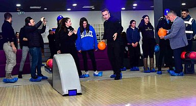 Vali Çiçek öğrencilerle bowling oynadı