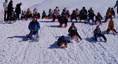 Vali Çiftçi çocuklarla kızak kaydı, gençlerle kayak yaptı