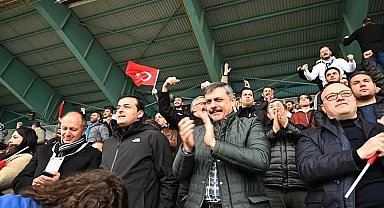 Vali Çiftçi öğrencilerle tribünde maç izledi