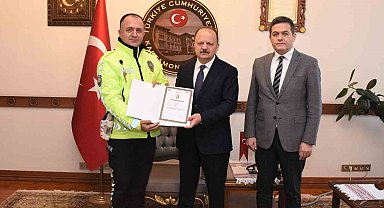 Vali Dallı'dan kalp krizi geçiren vatandaşı hayata döndüren polis memurlarına başarı belgesi
