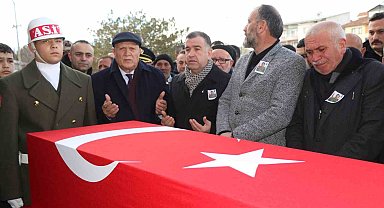 Vali, Milletvekili ve Belediye Başkanı şehidi son yolculuğuna uğurladı