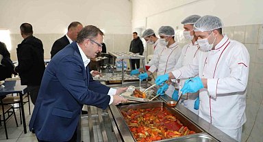 Vali Polat'tan jandarmayla öğle yemeği yedi