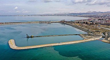 Van Gölü'nden 1 milyon 600 bin metreküp dip çamuru çıkarıldı