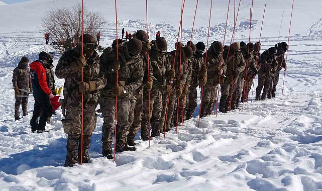 Van polisine çığ eğitimi veriliyor