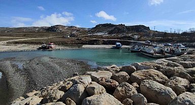 Van'da balıkçı tekneleri limanda mahsur kaldı