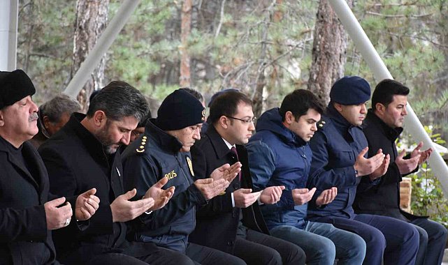 Van'da çığ altında kalan Tosyalı şehit Ufuk Deniz kabri başında anıldı