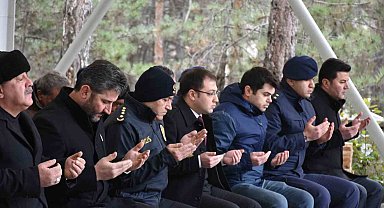 Van'da çığ altında kalan Tosyalı şehit Ufuk Deniz kabri başında anıldı