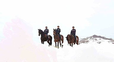 Van'da kaçakçılık faaliyetlerine karşı atlı birlikler görev başında