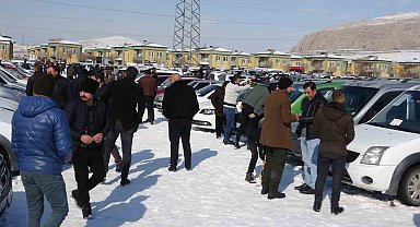 Van'da soğuk havaya rağmen açık oto pazarı araçlarla doldu