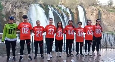 Vanlı kadın sporculardan depremzedelere selam