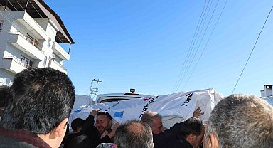 Vanlı kardeşler nişan için gittikleri İzmir'de trafik kazasında hayatını kaybetti