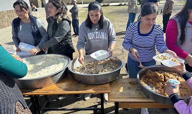Velileri okula çekmek için tavuklu pilav ikram ettiler